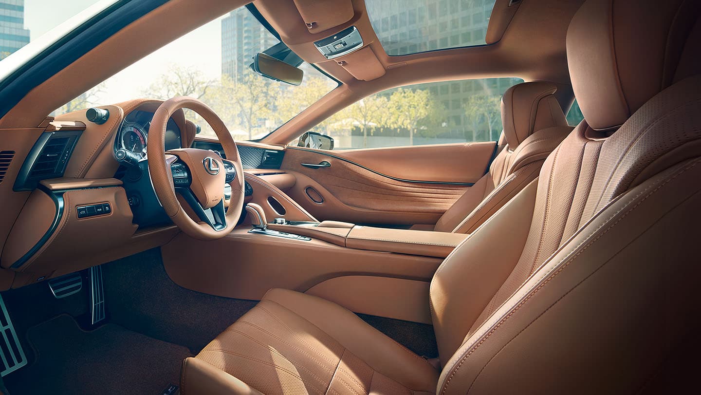 Thiết kế ghế ngồi đậm chất thể thao và được bọc da Alcantara