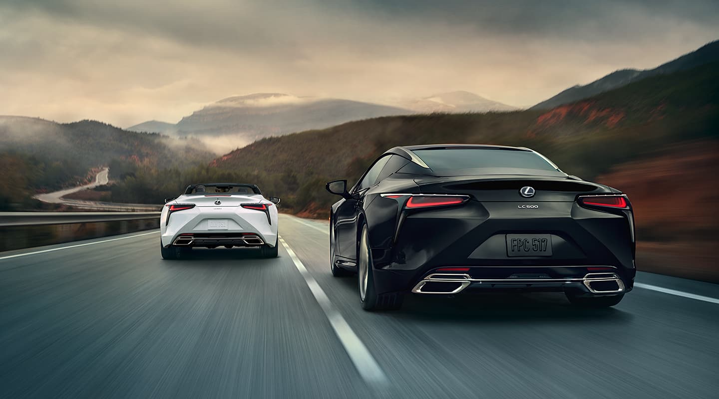 Thiết kế phần đuôi đậm chất thể thao nổi bật nhất là cụm đèn LED hậu được vát mỏng cực sắc sảo và hai ống xả hình thoi được viền Crom xung quanh sang trọng