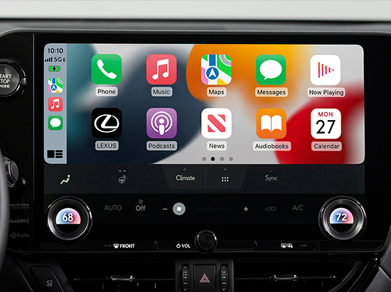 Nội thất của Lexus NX hiển thị Apple CarPlay.