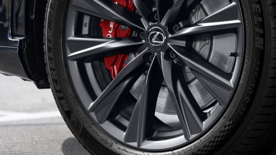 Close up of the RX F SPORT Performance's 21-inch 10-spoke F SPORT alloy wheels finished in Matte Black.